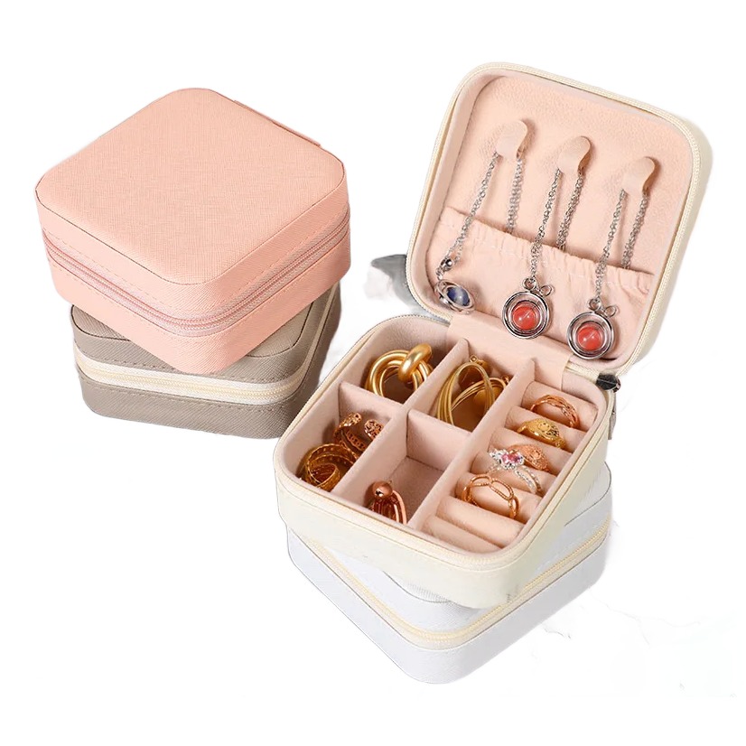 Accessoire de voyage, boîte de rangement pour bijoux, vue de trois quarts