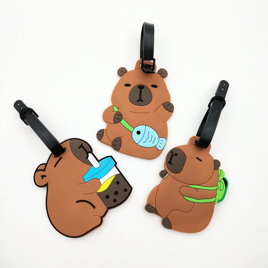Étiquette valise capybara en PVC souple, accessoire de voyage ludique, vue de trois quarts
