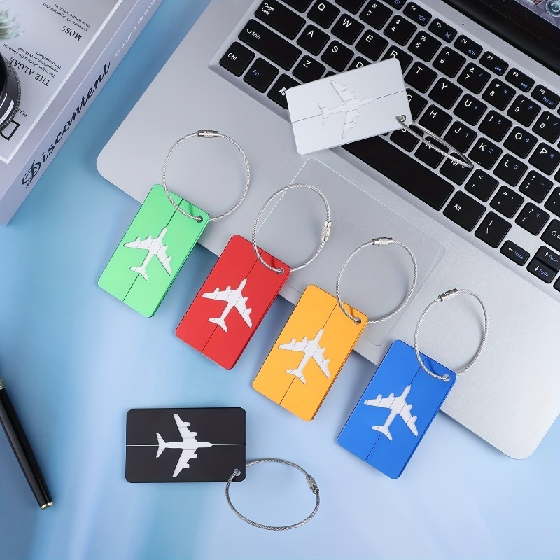 Étiquettes de bagage en métal, accessoire de voyage durable, vue de trois quarts