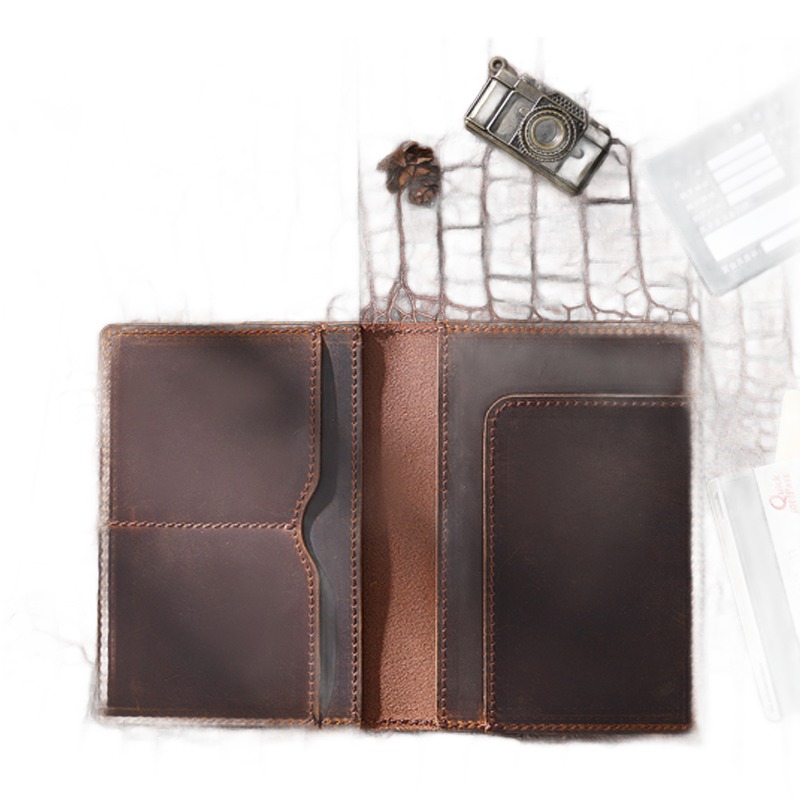Porte passeport en cuir de vache vintage, accessoire de voyage, vue de trois quarts