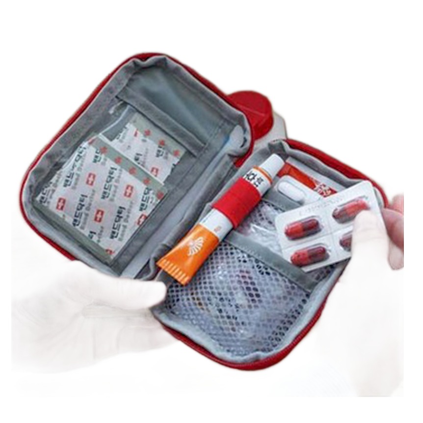 Trousse à pharmacie de voyage, compartiments et couleur vive, vue de trois quarts